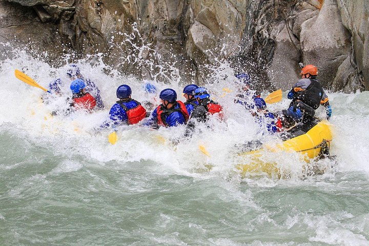 Experimente rafting emocionante em águas bravas no Rio Elaho em Squamish, Colúmbia Britânica, rodeado por uma natureza deslumbrante, foto 9 | wizardtrip