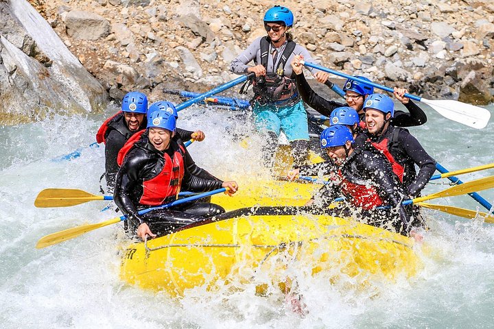 Experimente rafting emocionante em águas bravas no Rio Elaho em Squamish, Colúmbia Britânica, rodeado por uma natureza deslumbrante, foto 10 | wizardtrip