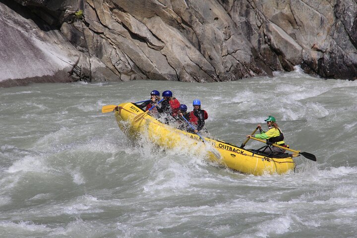 Experimente rafting emocionante em águas bravas no Rio Elaho em Squamish, Colúmbia Britânica, rodeado por uma natureza deslumbrante, foto 11 | wizardtrip