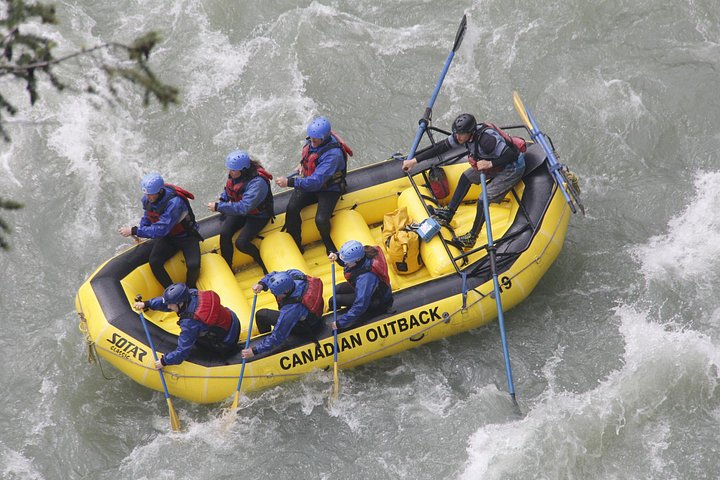 Experimente rafting emocionante em águas bravas no Rio Elaho em Squamish, Colúmbia Britânica, rodeado por uma natureza deslumbrante, foto 12 | wizardtrip