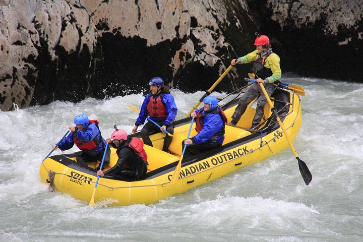 Experimente rafting emocionante em águas bravas no Rio Elaho em Squamish, Colúmbia Britânica, rodeado por uma natureza deslumbrante, foto 13 | wizardtrip