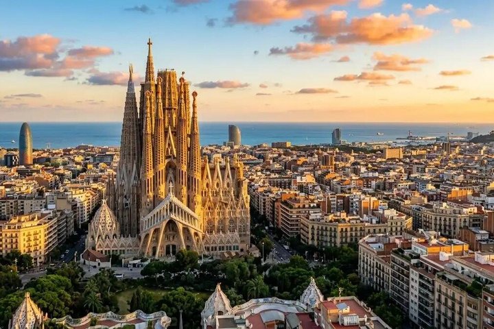 Barcelona in 1 Day: Sagrada Familia, Park Guell, Old Town & Pickup | wizardtrip