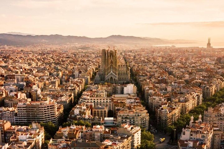 Barcelona Highlights Small Group Tour with Hotel Pick Up | wizardtrip