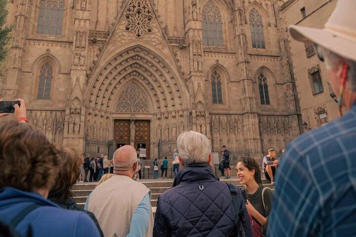 Private tour of Barcelona's iconic Park Guell and Sagrada Familia with guided exploration, photo 8 | wizardtrip