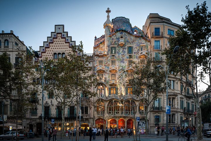 Private tour of Barcelona's iconic Park Guell and Sagrada Familia with guided exploration, photo 10 | wizardtrip