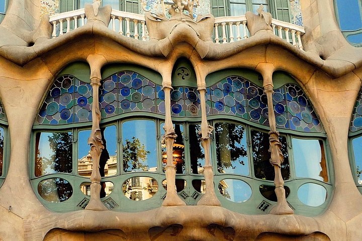 Private tour of Barcelona's iconic Park Guell and Sagrada Familia with guided exploration, photo 13 | wizardtrip