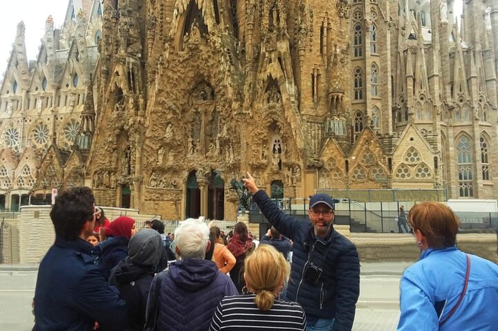 Private tour of Barcelona's iconic Park Guell and Sagrada Familia with guided exploration, photo 14 | wizardtrip