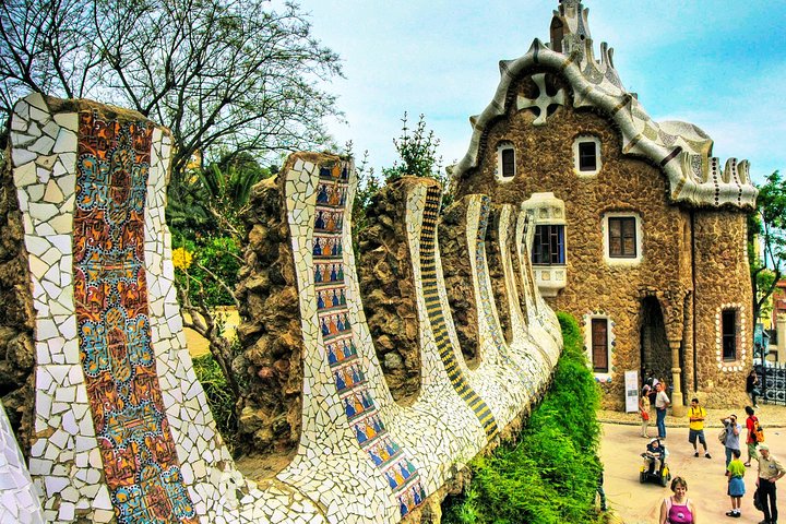 Private tour of Barcelona's iconic Park Guell and Sagrada Familia with guided exploration, photo 15 | wizardtrip