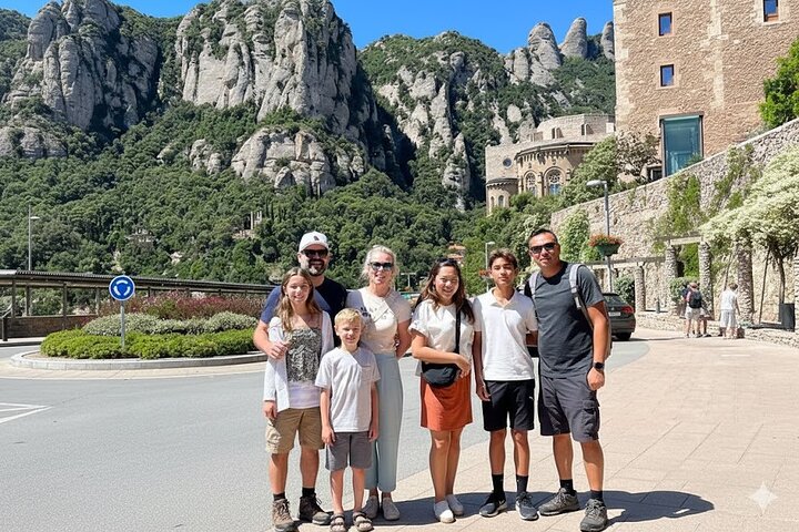 Tour privado al Monasterio de Montserrat desde Barcelona con impresionantes vistas a la montaña, foto 9 | wizardtrip
