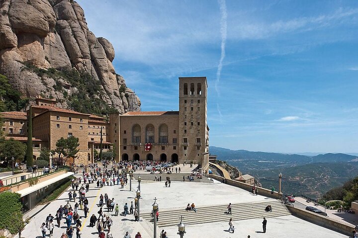 Tour privado al Monasterio de Montserrat desde Barcelona con impresionantes vistas a la montaña, foto 13 | wizardtrip