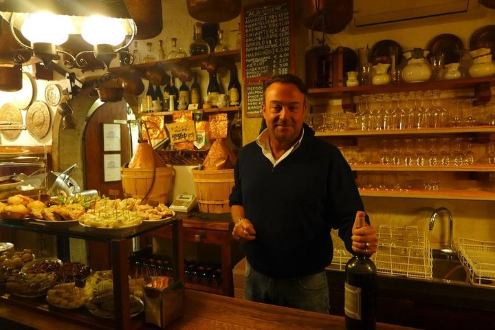 Venice food and wine tour with tastings and wine sips at historic locations, photo 17 | wizardtrip
