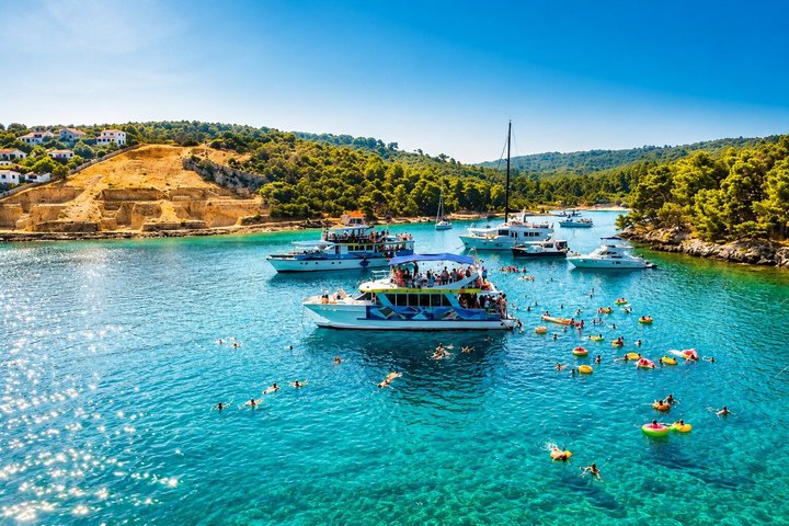 Crociera Blue Lagoon & 3 Isole con Pranzo, Vino & Bagno da Spalato | wizardtrip