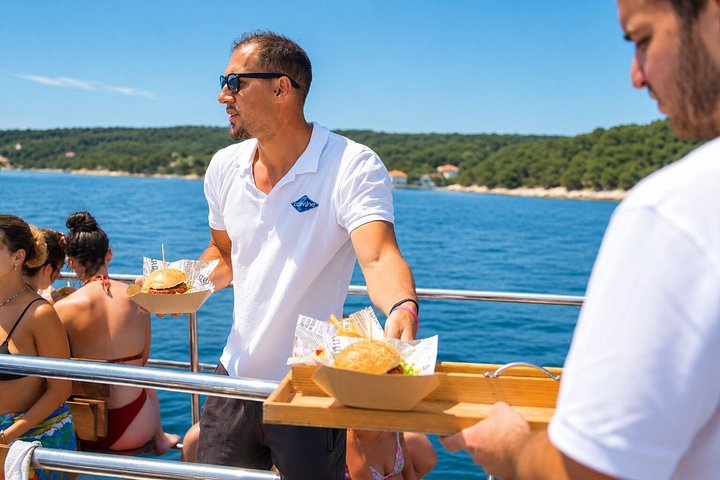 Heldagskrydstogt fra Split til Den Blå Lagune og øerne med svømning, frokost og vin, foto 15 | wizardtrip