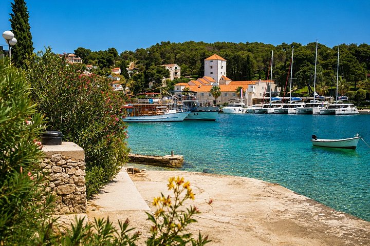 Heldagskrydstogt fra Split til Den Blå Lagune og øerne med svømning, frokost og vin, foto 17 | wizardtrip