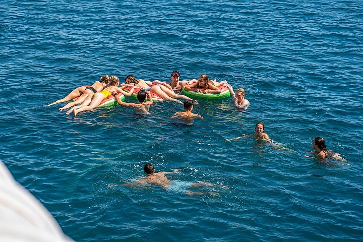 Heldagskrydstogt fra Split til Den Blå Lagune og øerne med svømning, frokost og vin, foto 22 | wizardtrip